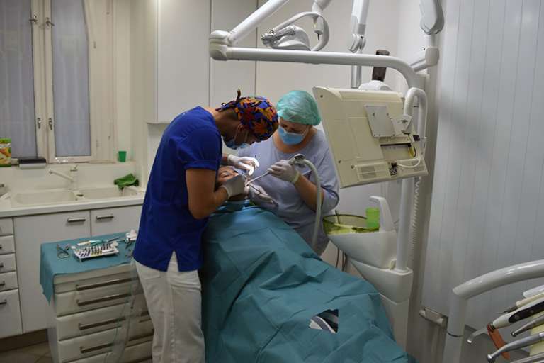 Les-cliniques-en-implantologie-dentaire-et-les-dentistes-que-nous-vous-proposons-en-Hongrie-a-Budapest